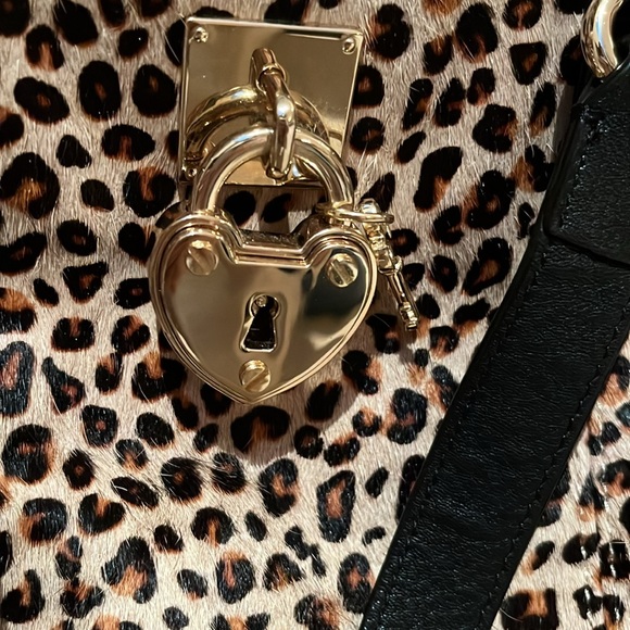 Perfect juicy couture purse leopard print with hot pink interior. - Picture 2 of 7